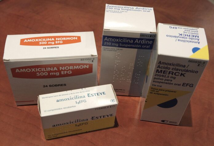 En la imagen de archivo, varios envases de antibióticos. EFE/Emilio Naranjo
