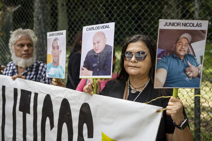 Familiares de presos políticos sostienen carteles durante una manifestación este martes, en las inmediaciones de la Universidad Central de Venezuela en Caracas (Venezuela). EFE/ Miguel Gutiérrez
