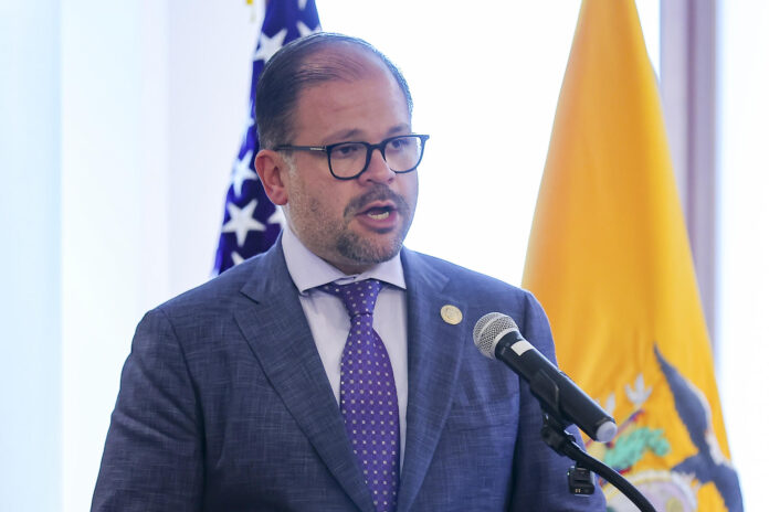 Fotografía del ministro del Interior de Ecuador, John Reimberg, durante la firma de un memorando en Quito (Ecuador). EFE/ José Jácome
