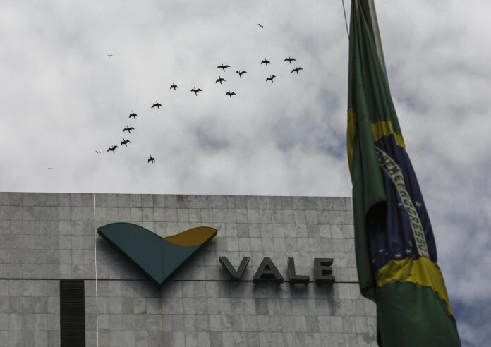 Fotografía de archivo en la que se captó un sector de la fachada principal de la sede de la minera brasileña Vale, en Río de Janeiro. EFE/Antonio Lacerda
