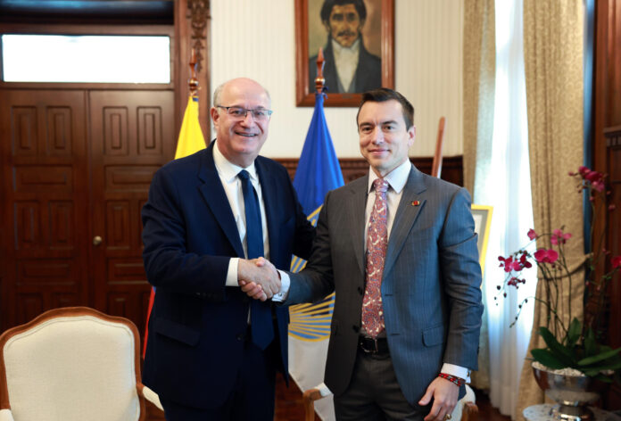 Fotografía cedida por la Presidencia de Ecuador que muestra a su mandatario, Daniel Noboa (d), posando junto al presidente del Banco Interamericano de Desarrollo, Ilan Goldfajn, este martes durante una reunión en el Palacio de Gobierno, en Quito (Ecuador). EFE/ Presidencia de Ecuador /SOLO USO EDITORIAL/ NO VENTAS/ SOLO DISPONIBLE PARA ILUSTRAR LA NOTICIA QUE ACOMPAÑA (CRÉDITO OBLIGATORIO)
