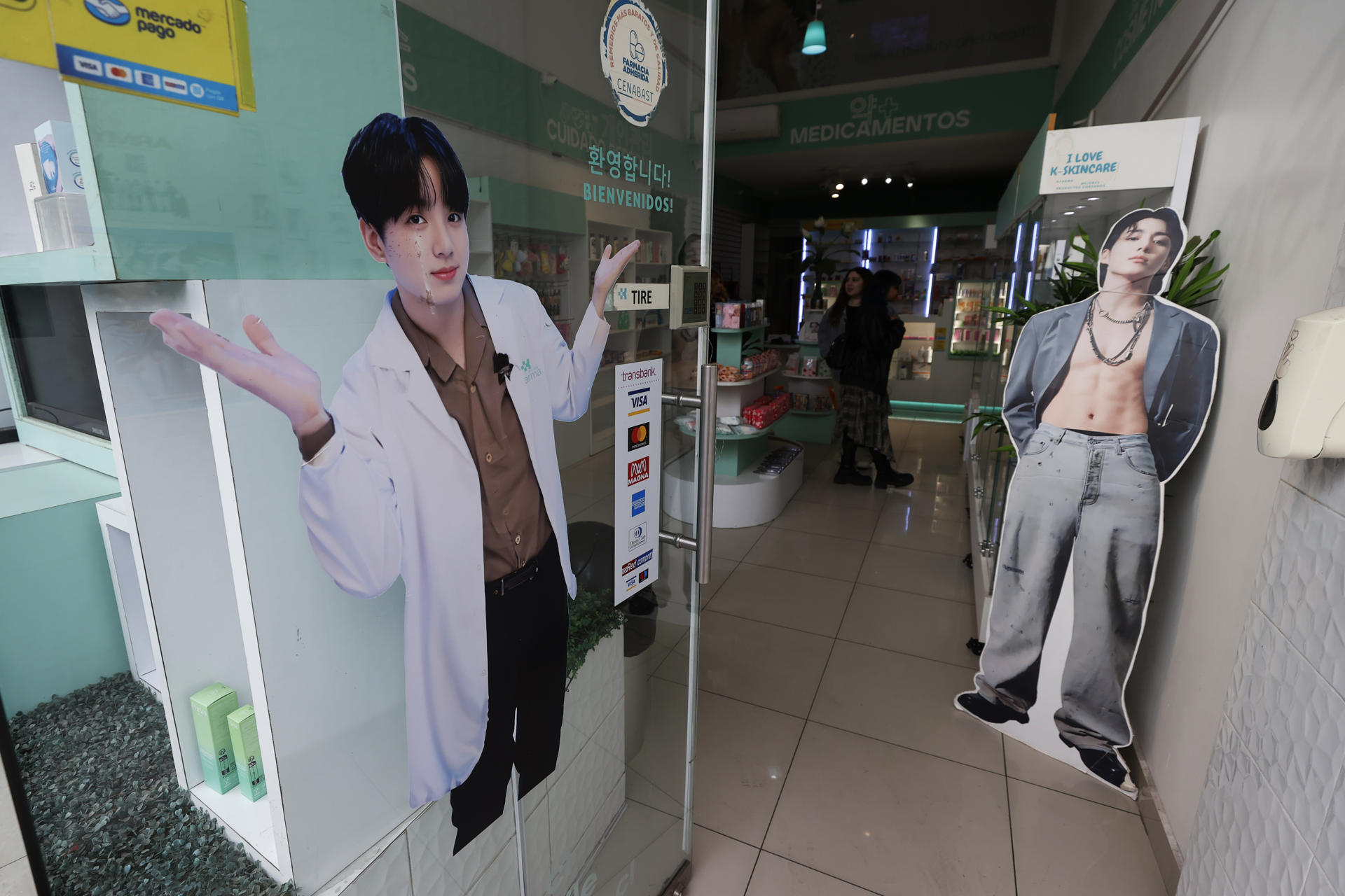 Detalle de un par de imágenes de integrantes de la agrupación coreana BTS, al interior de una farmacia coreana, en Santiago de Chile. EFE/Elvis González
