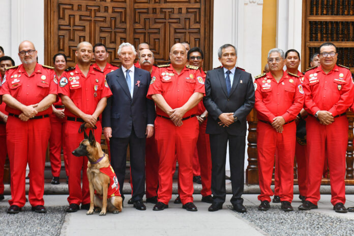 Fotografía cedida este 21 de julio por el Ministerio del Interior de Perú en la que se captó a los ministros peruanos de Relaciones Exteriores, Carlos Pareja (c-i), y de Interior, José Zapata (c-d), junto a los cuarenta miembros del Cuerpo General de Bomberos Voluntarios de Perú que participaron en la búsqueda y rescate de personas durante los días posteriores a los terremotos ocurridos en Venezuela el pasado 24 de junio. EFE/Ministerio del Interior de Perú

