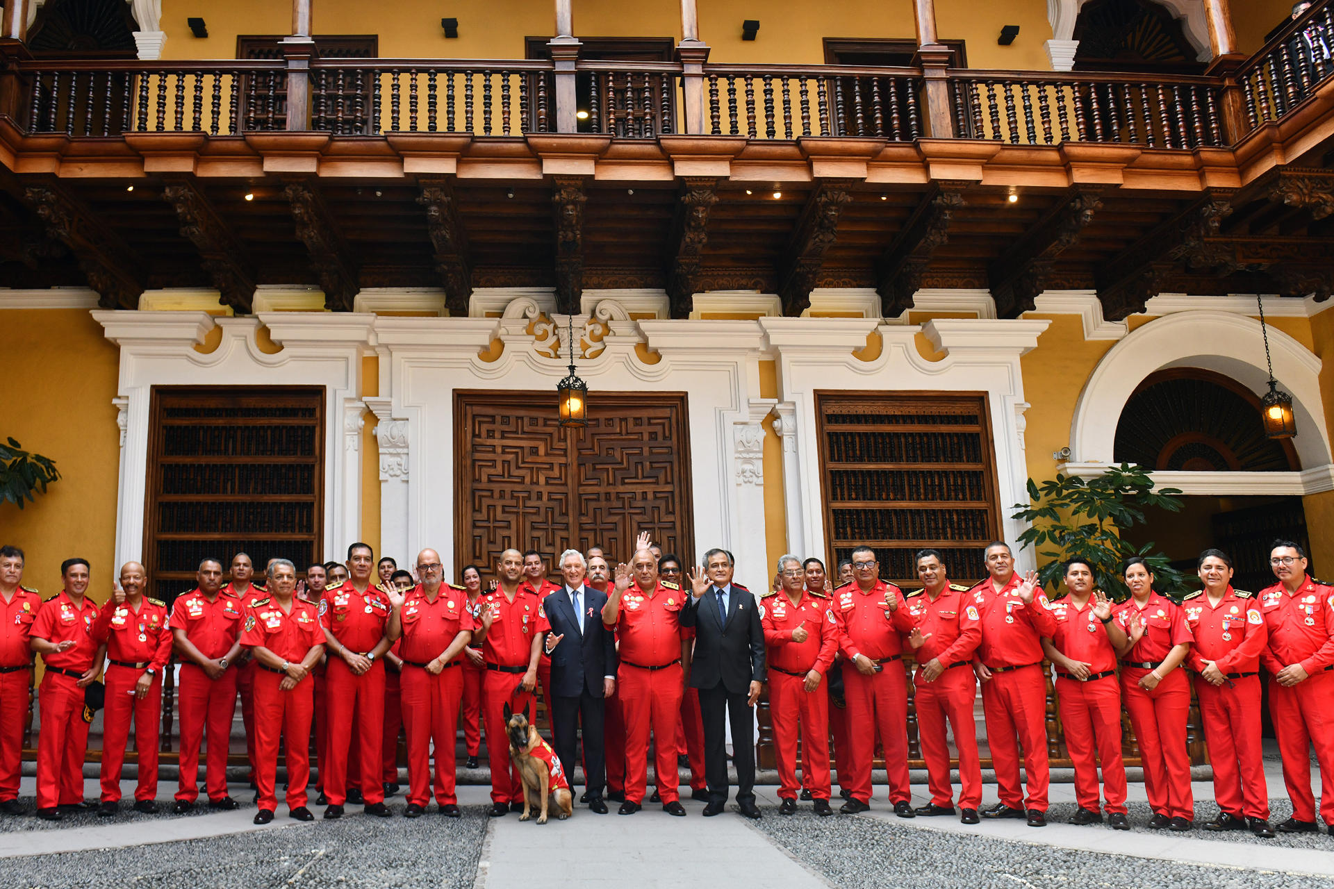 Fotografía cedida este 21 de julio por el Ministerio del Interior de Perú en la que se captó a los ministros peruanos de Relaciones Exteriores, Carlos Pareja (c-i), y de Interior, José Zapata (c-d), junto a los cuarenta miembros del Cuerpo General de Bomberos Voluntarios de Perú que participaron en la búsqueda y rescate de personas durante los días posteriores a los terremotos ocurridos en Venezuela el pasado 24 de junio. EFE/Ministerio del Interior de Perú
