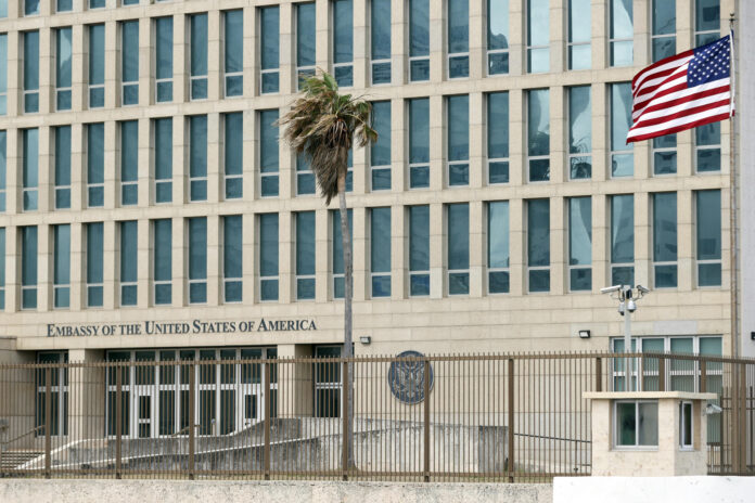 Fotografía archivo del frontispicio de la Embajada de Estados Unidos en Cuba, en La Habana (Cuba). EFE/Ernesto Mastrascusa

