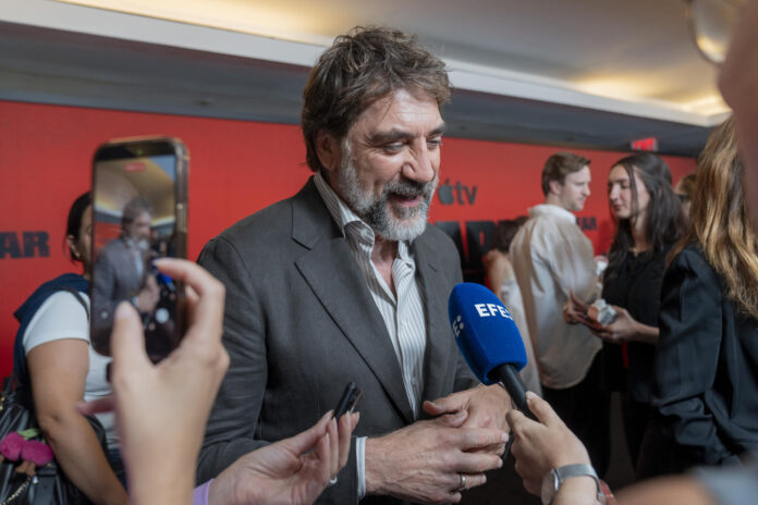 El actor Javier Bardem habla con EFE durante la alfombra roja de la serie Cape Fear, inspirada en la novela 'The Executioners' y en la película de 1991 dirigida por Scorsese, este martes en el teatro DGA en Manhattan, Nueva York (Estados Unidos). EFE/ Ángel Colmenares
