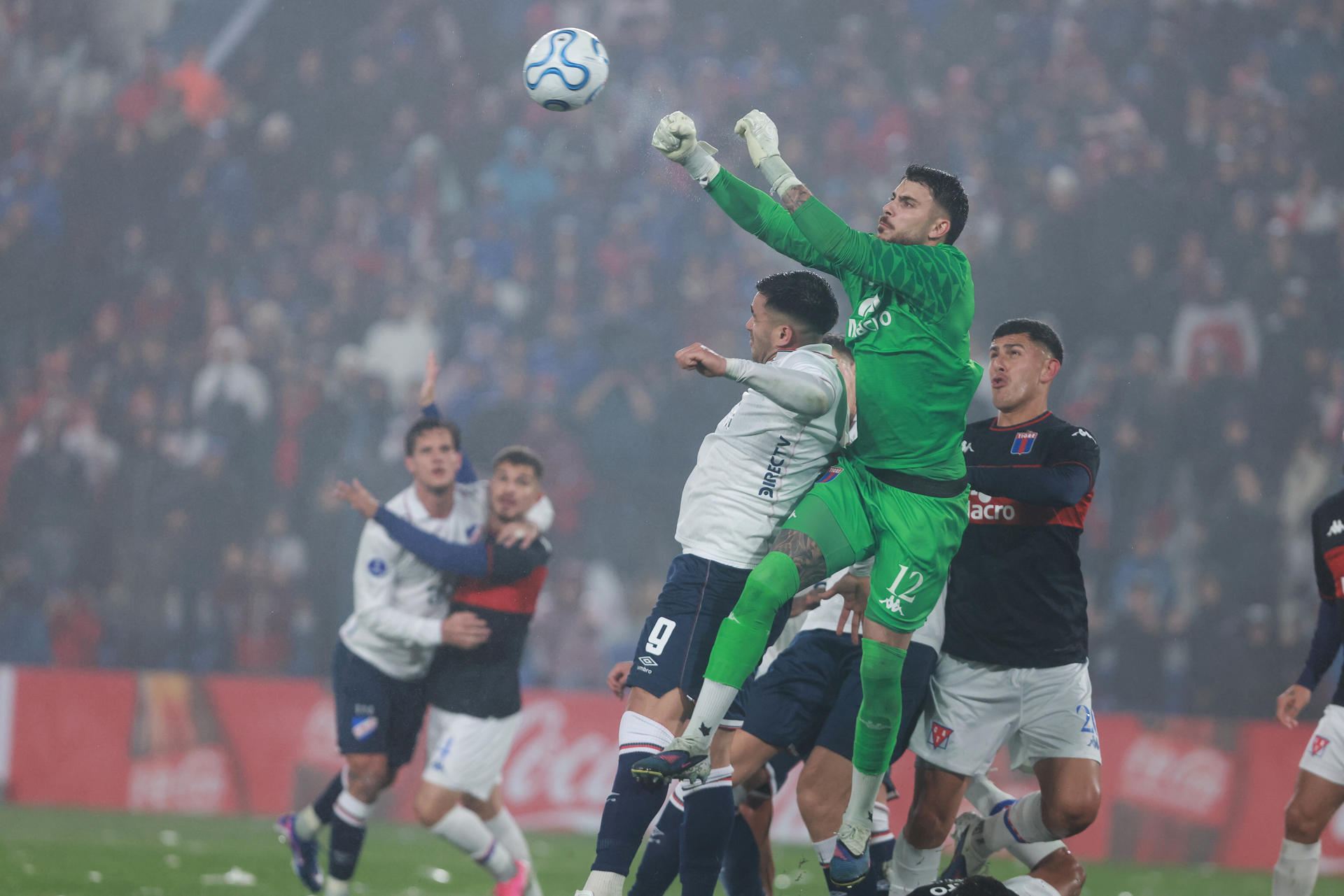 Felipe Zenobio (d-arriba), de Tigre, controla el balón en un partido de la Copa Sudamericana entre Nacional y Tigre en el estadio Gran Parque Central en Montevideo (Uruguay). EFE/ Gastón Britos