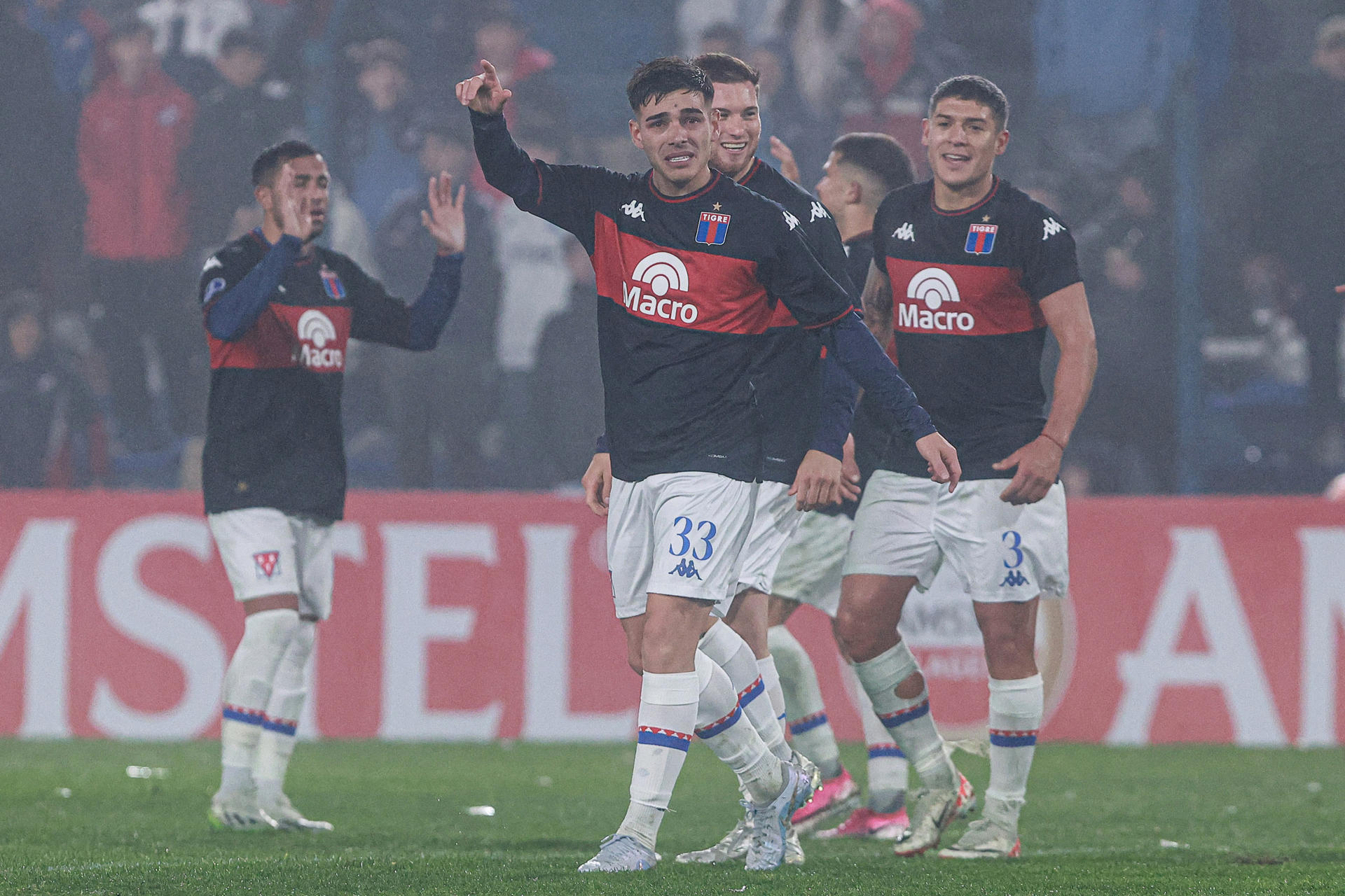 Elías Cabrera (c), de Tigre, celebra un gol en un partido de la Copa Sudamericana entre Nacional y Tigre en el estadio Gran Parque Central en Montevideo (Uruguay). EFE/ Gastón Britos