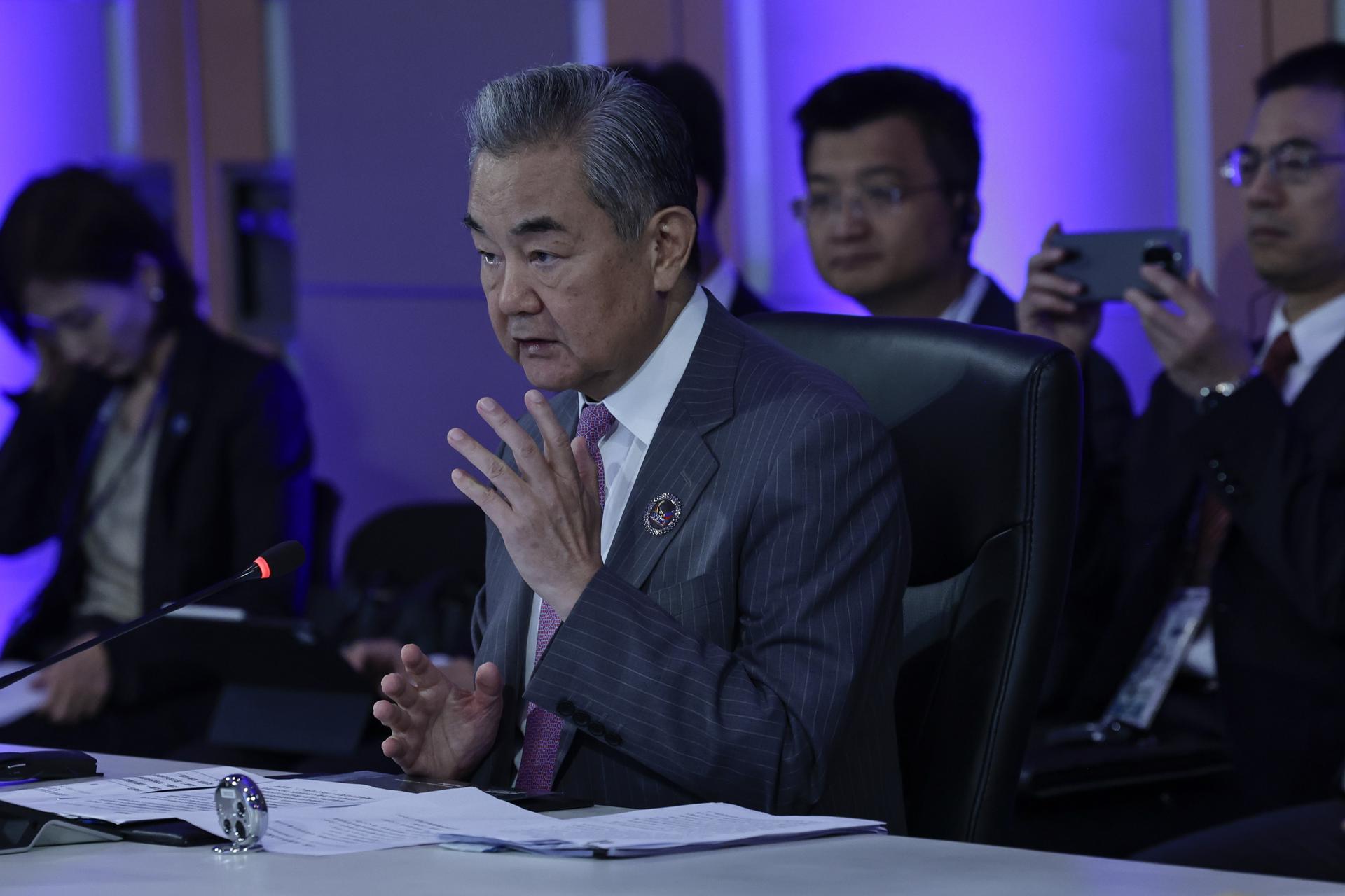 PASAY (Filipinas), 22/07/2026.- El ministro de Relaciones Exteriores de China, Wang Yi (C), interviene durante la sesión inaugural de la Conferencia Postministerial de la ASEAN con China en el Centro Internacional de Convenciones de Filipinas en Pasay, Metro Manila, Filipinas, el 22 de julio de 2026. La 59.ª Reunión de Ministros de Relaciones Exteriores de la ASEAN reúne a funcionarios para dialogar con el objetivo de fortalecer la cooperación dentro de la ASEAN y con países de otras regiones. EFE/EPA/ROLEX DELA PENA/POOL
