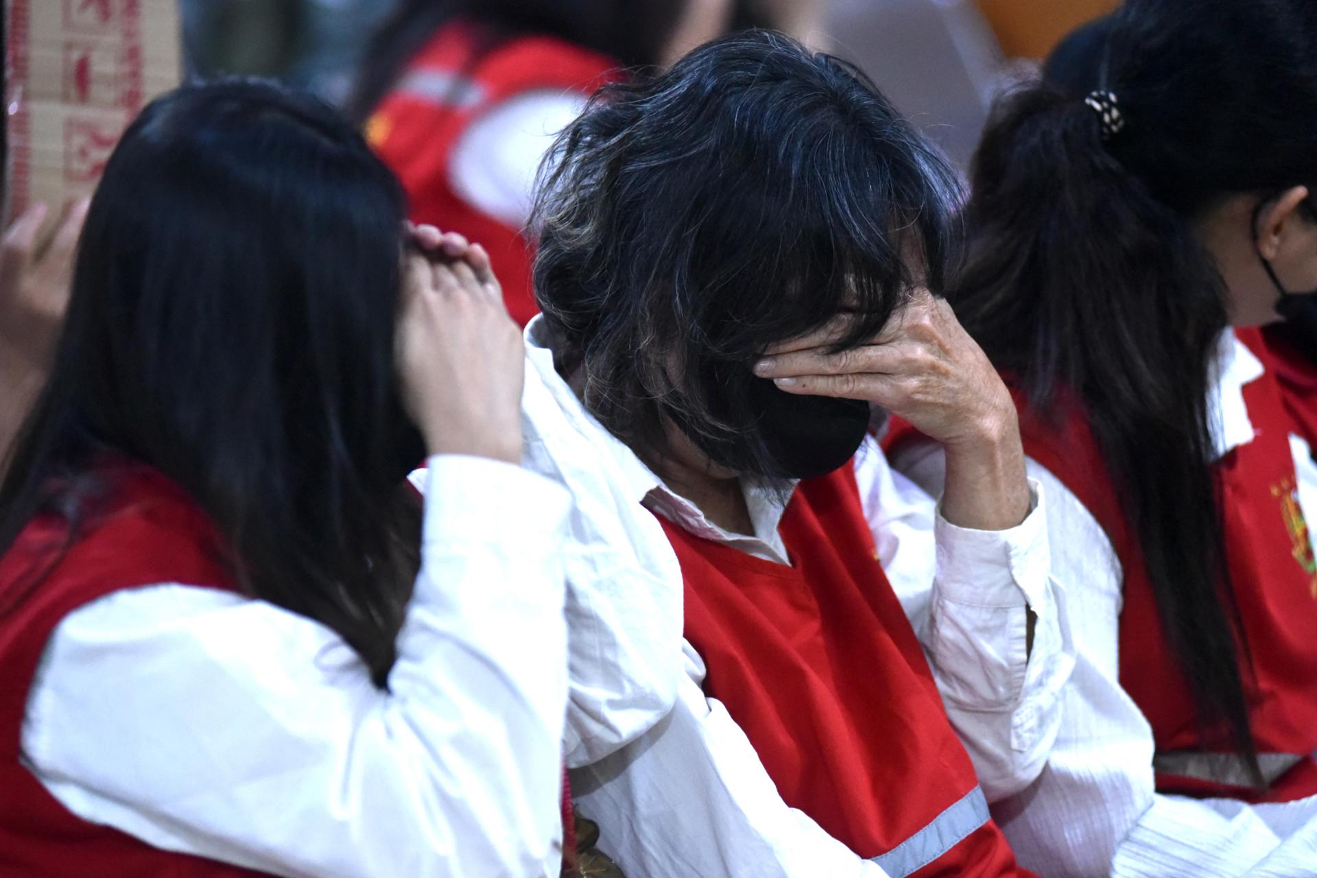 BANDUNG (Indonesia), 21/07/2026.- Miembros de una red de tráfico de bebés permanecen sentadas en la sala del tribunal durante su juicio en Bandung, Java Occidental, Indonesia, el 21 de julio de 2026.
EFE/EPA/DIMAS R