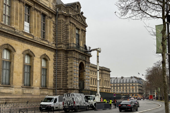 Imagen de archivo de operarios revisando la verja de seguridad que se instaló en la ventana de la Galería de Apolo del Louvre tras el robo de octubre de 2025. EFE/ Pol Lloberas Cardona
