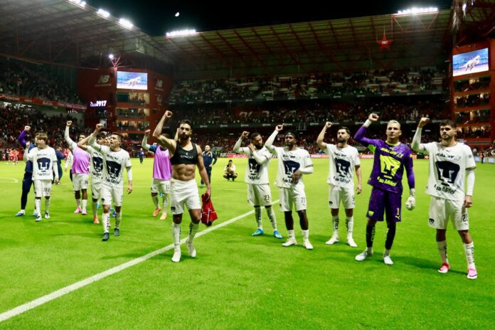Jugadores de Pumas celebran la victoria sobre Toluca en un partido de la Liga MX entre Toluca y Pumas en el estadio Nemesio Diez en Toluca, Estado de México (México). EFE/Felipe Gutiérrez
