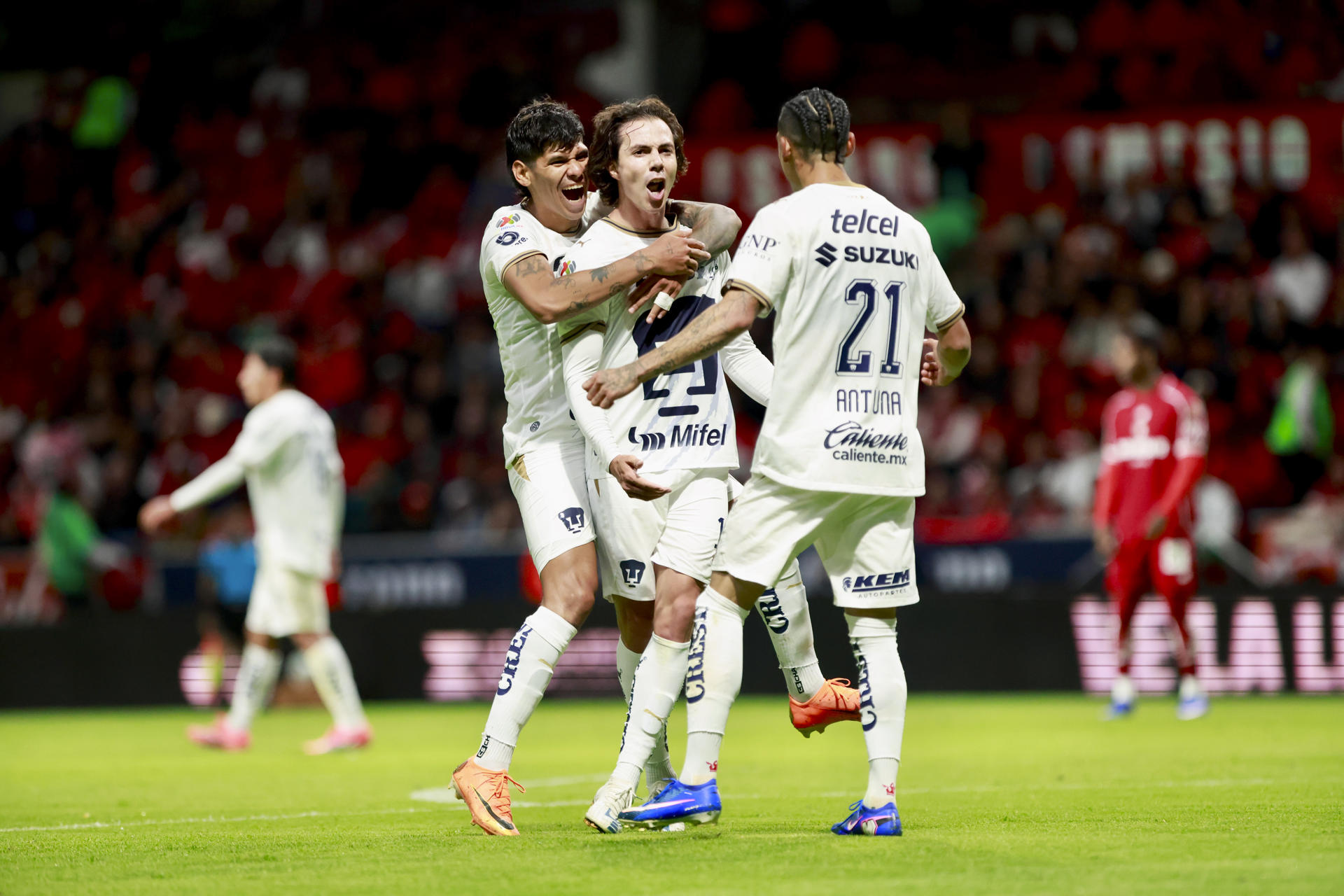 Francisco Córdova (c), Robert Morales (i) y Carlos Antuna de Pumas celebran un gol en un partido de la Liga MX entre Toluca y Pumas en el estadio Nemesio Diez en Toluca, Estado de México (México). EFE/Felipe Gutiérrez