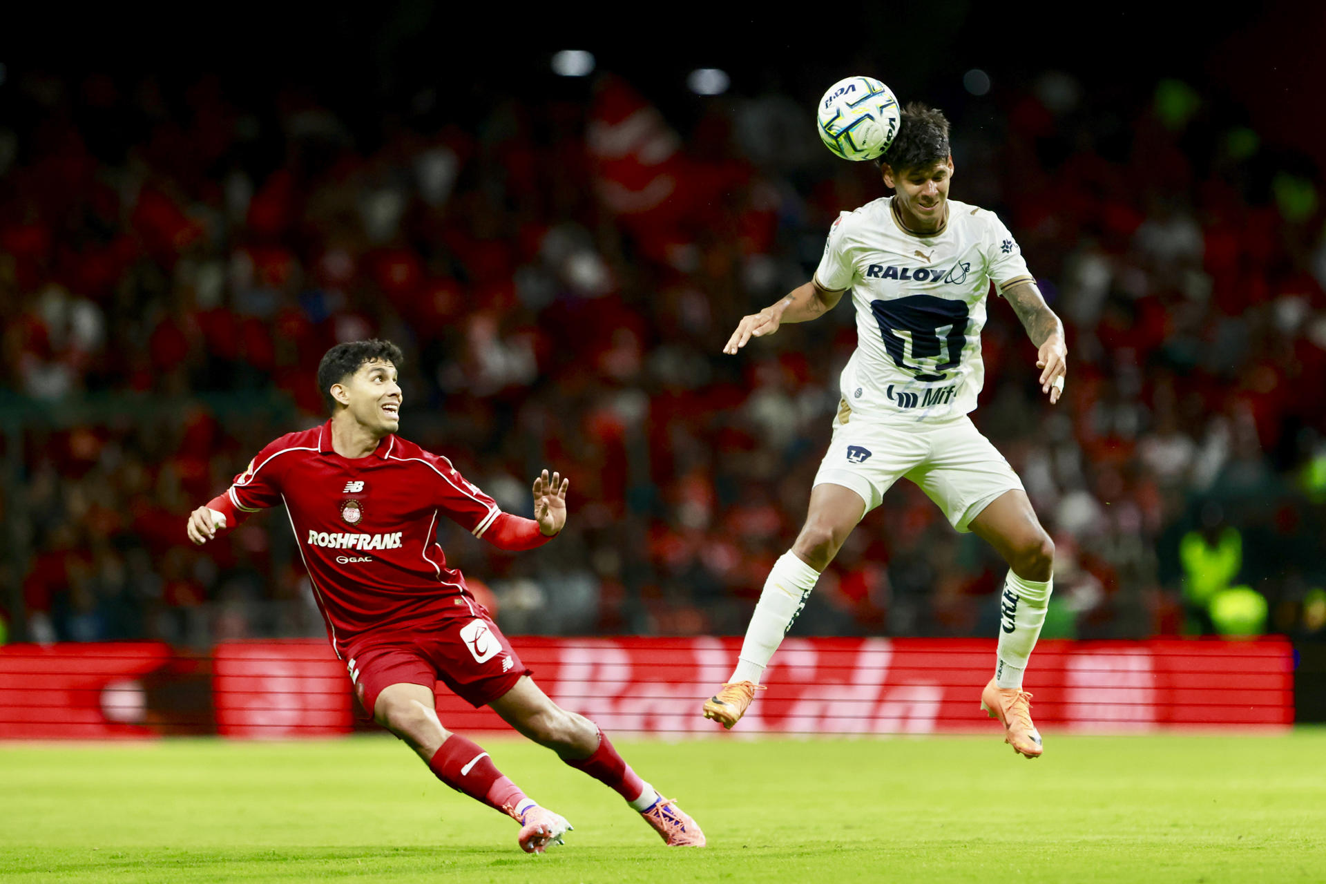 Diego Barbosa de Toluca disputa un balón ante Robert Morales de Pumas en un partido de la Liga MX entre Toluca y Pumas en el estadio Nemesio Diez en Toluca, Estado de México (México). EFE/Felipe Gutiérrez