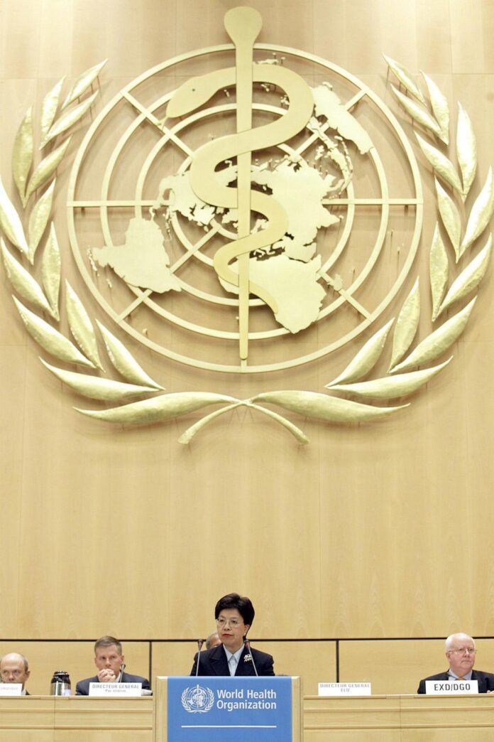 Imagen de 2006, siendo directora de la OMS la china Margaret Chan, en la que se ve el emblema de la organización, formado por el símbolo de las Naciones Unidas con una vara y una serpiente enroscada como dios de la medicina, según los griegos. EFE/Martial Trezzini7Archivo.
