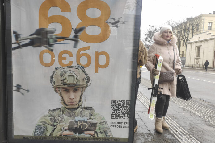 Imagen de archivo de un cartel informativo con un militar que maneja un dron en la ciudad ucraniana de Leópolis. . EFE/ Rostyslav Averchuk
