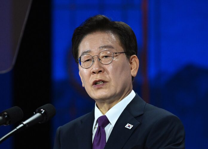 Imagen de archivo del presidente surcoreano, Lee Jae Myung, pronuncia un discurso durante la ceremonia de apertura de la 48ª sesión del Comité del Patrimonio Mundial de la UNESCO en el Centro de Convenciones y Exposiciones BEXCO en Busan, Corea del Sur, el 19 de julio de 2026. 
EFE/EPA/JUNG YEON-JE / POOL
