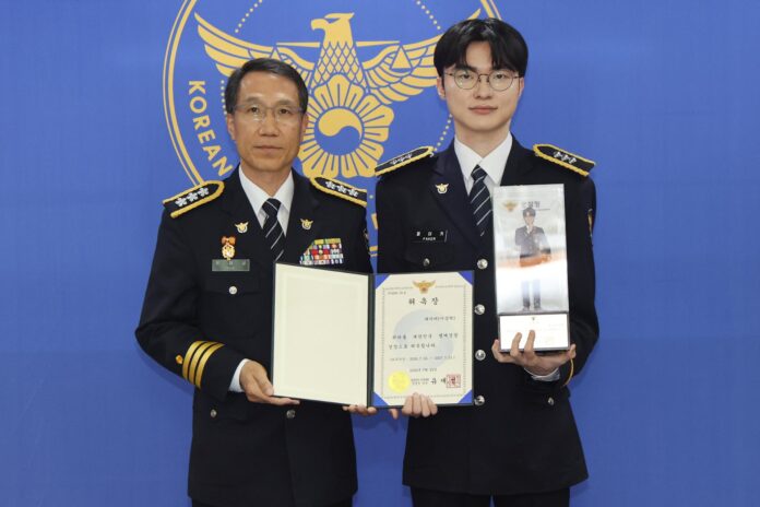 Seúl (Corea del Sur), 22/07/2026.- La estrella de los e-sports Lee Sang-hyeok (D), más conocido como Faker, posa con Yoo Jae-seong (I), comisionado interino de la Agencia Nacional de Policía de Corea, durante una ceremonia en la sede de la agencia en Seúl, Corea del Sur, el 22 de julio de 2026.
EFE/EPA/YONHAP SOUTH KOREA OUT
