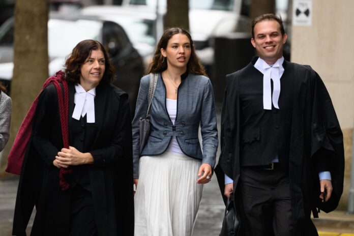 SÍDNEY (Australia), 21/04/2026.- La abogada Sue Chrysanthou (izquierda) y la actriz Charlotte MacInnes (centro) llegan al Tribunal Federal de Australia en Sídney, Australia, el 21 de abril de 2026. 
EFE/EPA/DAN HIMBRECHTS AUSTRALIA AND NEW ZEALAND OUT
