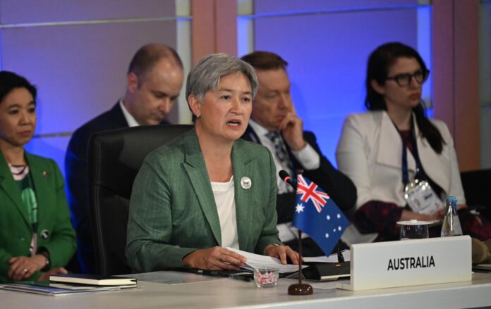 Pasay (Filipinas), 22/07/2026.- La ministra de Exteriores de Australia, Penny Wong, interviene durante la conferencia posterior a la reunión ministerial de la Asociación de Naciones del Sudeste Asiático (ASEAN) con Australia, en el marco de la 59.ª Reunión de Ministros de Relaciones Exteriores de la ASEAN, celebrada en Pasay, Manila, Filipinas, el 22 de julio de 2026. EFE/EPA/TED ALJIBE / POOL
