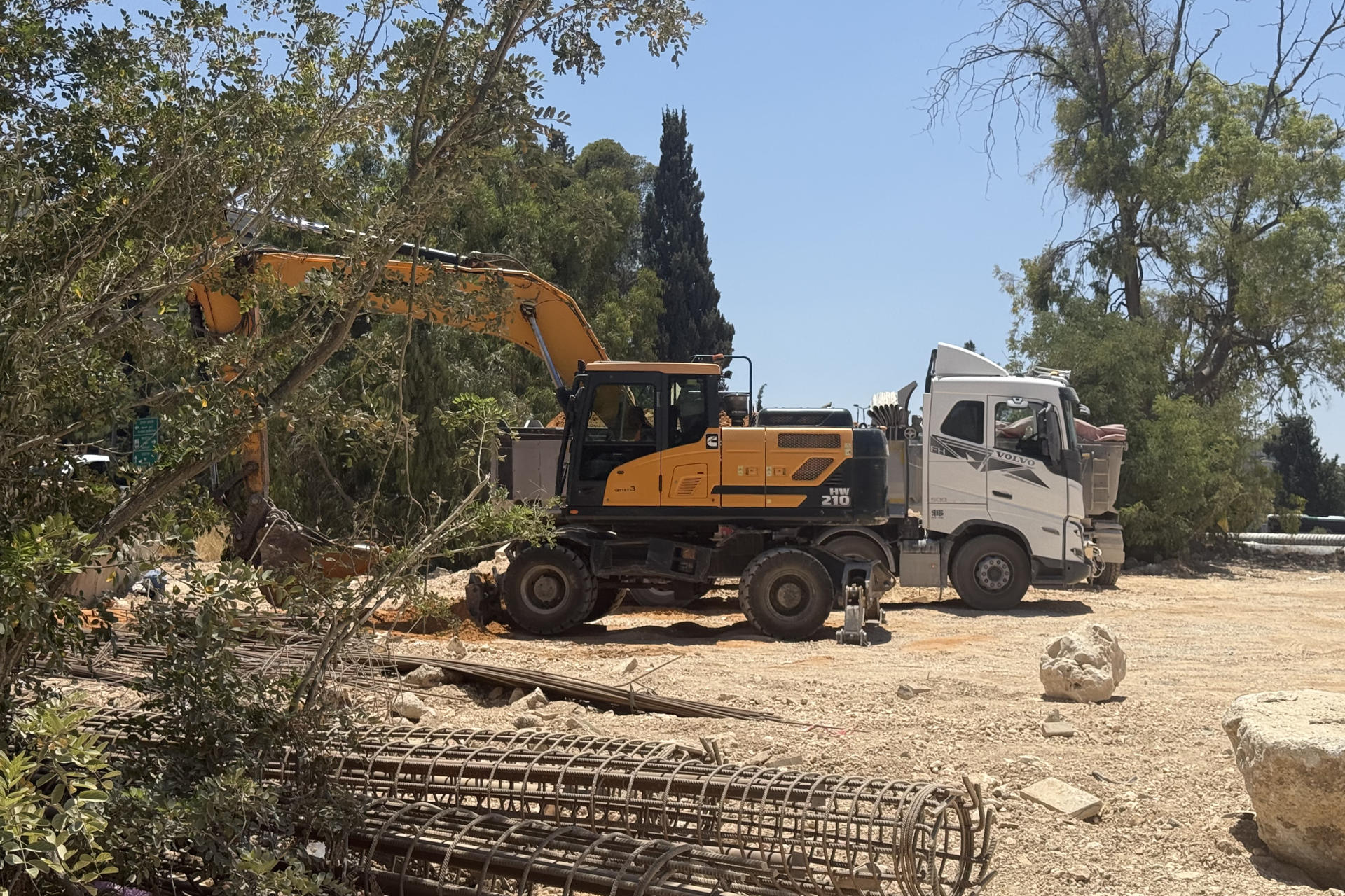 Trabajos llevados a cabo en los terrenos de Jerusalén Oeste que EE.UU. ha arrendado por un dólar y durante 99 años a Israel para construir su nueva embajada, aunque la parcela perteneció hasta 1950 a diecinueve familias palestinas expulsadas de la zona. EFE/Guillermo Azábal

