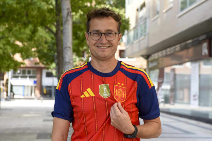 Javier Alfaro Santafé, podólogo de la selección española de fútbol posa con la camiseta con las dos estrellas tras llegar del mundial a su casa en Huesca. El podólogo oscense Javier Alfaro ha formado parte durante 53 días del cuerpo médico de la selección española campeona del mundo de fútbol y ha sido el responsable del cuidado de los pies de los jugadores con un trabajo centrado en la prevención, el tratamiento de lesiones y el mantenimiento para que llegaran en las mejores condiciones a cada partido. EFE/ Javier Blasco

