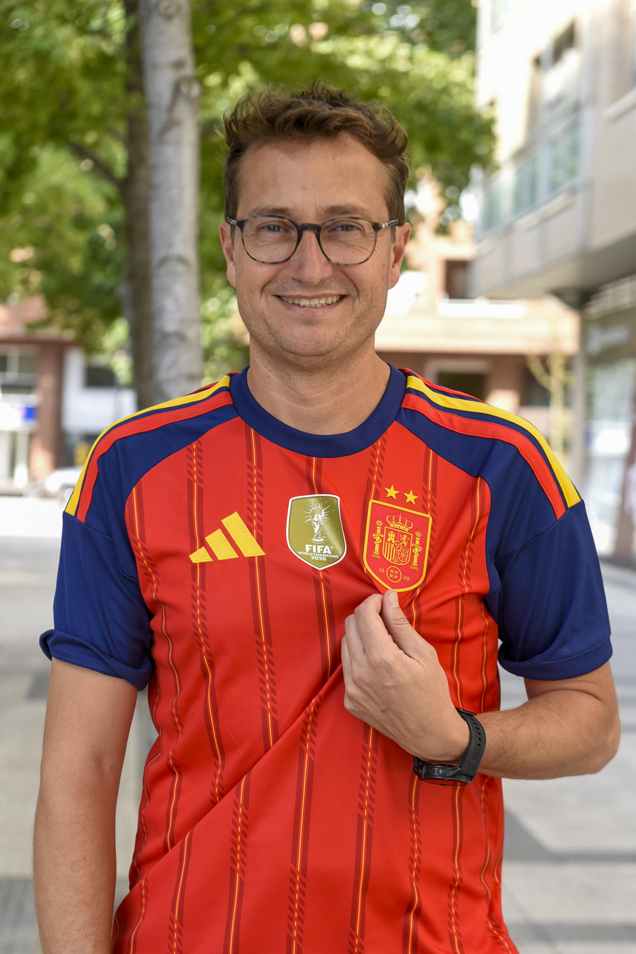 Javier Alfaro Santafé, podólogo de la selección española de fútbol posa con la camiseta con las dos estrellas tras llegar del Mundial a su casa en Huesca. El podólogo oscense Javier Alfaro ha formado parte durante 53 días del cuerpo médico de la selección española campeona del mundo de fútbol y ha sido el responsable del cuidado de los pies de los jugadores con un trabajo centrado en la prevención, el tratamiento de lesiones y el mantenimiento para que llegaran en las mejores condiciones a cada partido. EFE/ Javier Blasco
