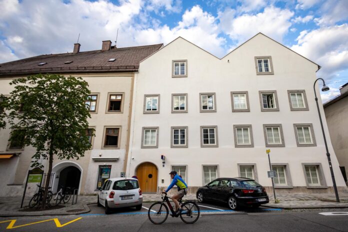 La casa natal de Adolf Hitler convertida en comisaría en en Braunau am Inn, Austria EFE/EPA/MARTIN DIVISEK
