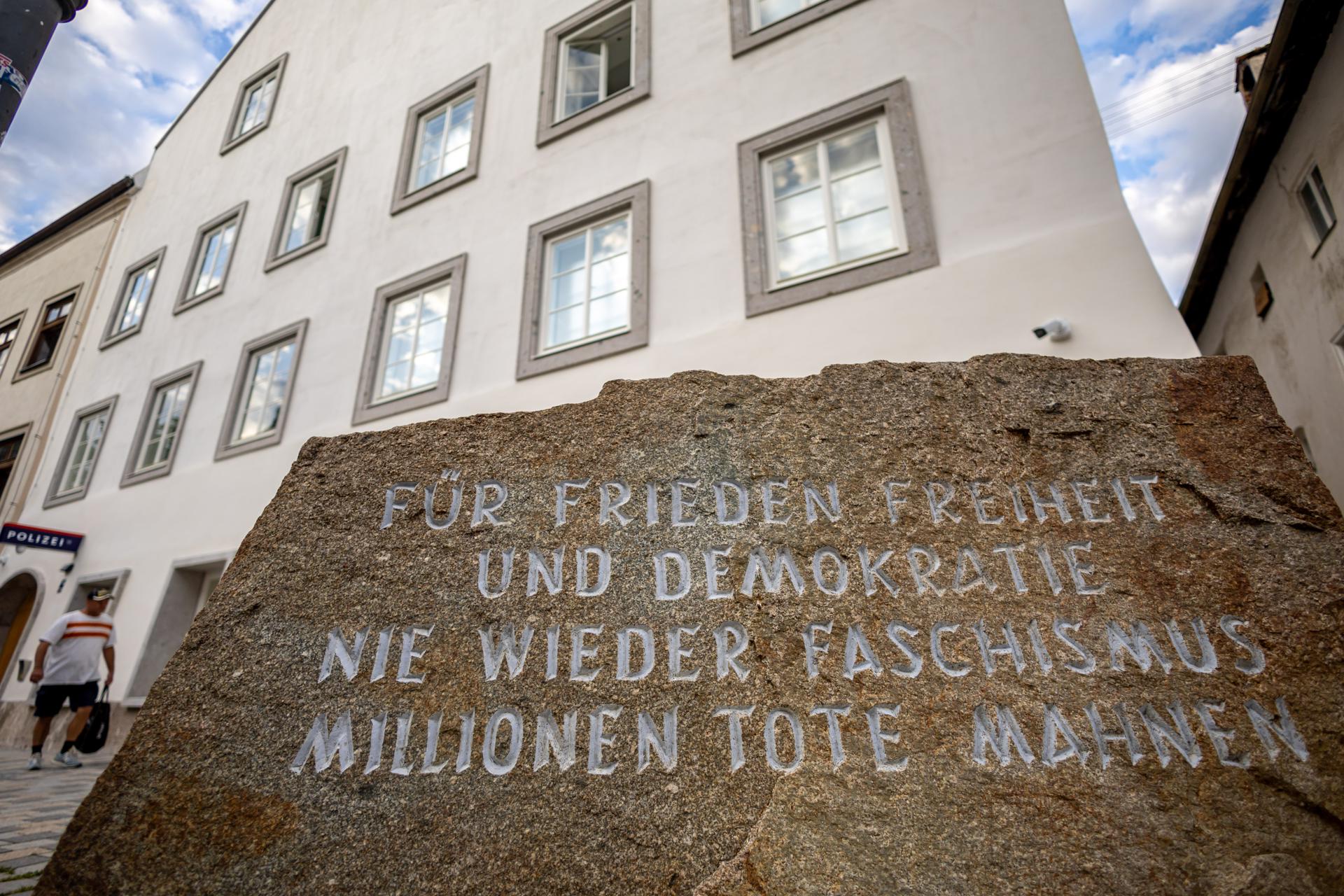 memorial contra la guerra y el fascismo delante de la casa natal de Adolf Hitler convertida en comisaría en en Braunau am Inn, Austria EFE/EPA/MARTIN DIVISEK