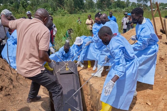 Entierro de una víctima de ébola en la República Democrática del Congo (RDC). EFE/EPA/DIEUDONNE DIROLE
