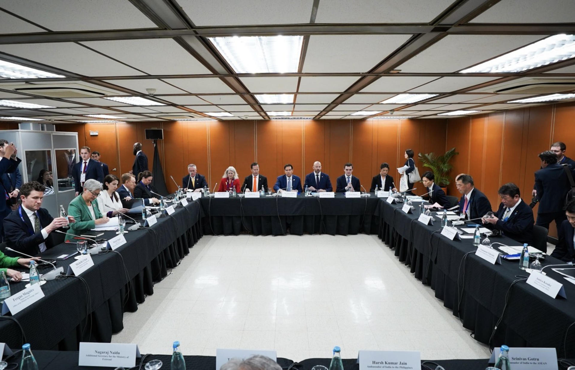 BANGKOK, 22/07/2026.- Los jefes de la diplomacia de Estados Unidos, India, Australia y Japón, que juntos conforman el Diálogo de Seguridad Cuadrilateral (Quad), reafirmaron este miércoles desde Manila su compromiso con la "paz y estabilidad" en el Indopacífico, en un contexto de creciente influencia regional de China. "Estamos unidos en nuestra convicción de que la paz y la estabilidad en el dominio marítimo del Indopacífico sustentan la seguridad y la prosperidad de la región", apuntaron en un comunicado conjunto emitido tras una cita en la capital filipina, paralela a la reunión anual de ministros de Exteriores de la Asociación de Naciones del Sudeste Asiático (ASEAN). EFE/CUENTA DE X DE MARCO RUBIO./SOLO USO EDITORIAL/SOLO DISPONIBLE PARA ILUSTRAR LA NOTICIA QUE ACOMPAÑA (CRÉDITO OBLIGATORIO)