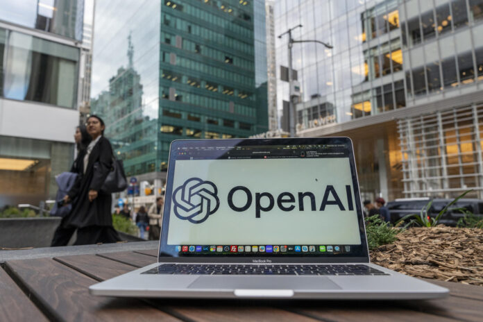 Fotografía de un computador con el logo de OpenAI, en una fotografía de archivo. EFE/ Angel Colmenares
