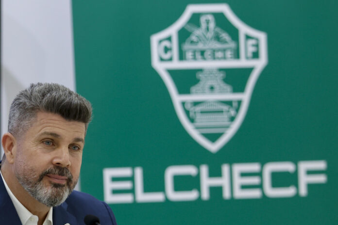 Fotografía del pasado 18 de marzo, en la que puede verse al empresario argentino y propietario del Elche CF, Christian Bragarnik, durante una comparecencia. EFE/Pablo Miranzo
