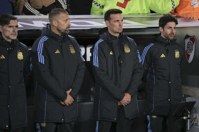 Fotografía de archivo del 5 de septiembre de 2024, en la que puede verse al cuerpo técnico de la selección de fútbol de Argentina (i-d): Roberto Fabián Ayala, Walter Samuel, el seleccionador Lionel Scaloni y Pablo Aimar, durante un partido. EFE/ STR
