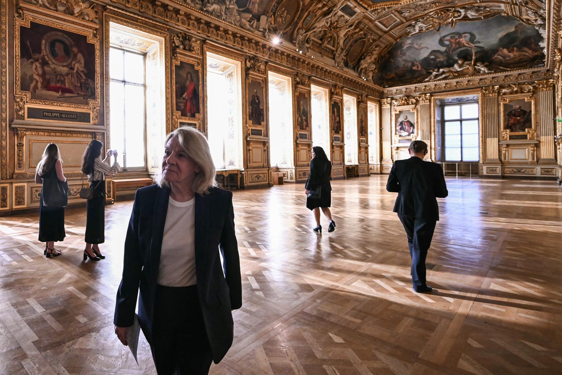 La ministra francesa de Cultura, Catherine Pegard, en la reapertura de la Galería Apolo del Museo del Louvre, en París. EFE/EPA/LOU BENOIST / POOL MAXPPP OUT