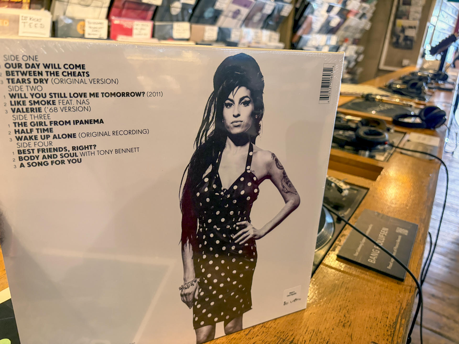 Con la muerte de Amy Winehouse hace quince años, la música británica quedó huérfana de una de las voces más singulares de su historia y ha buscado sin descanso a su heredera, sin entender que su verdadero logro fue dinamitar las reglas de la industria para dar paso a una nueva generación de mujeres artistas. EFE/ Luis Campello.