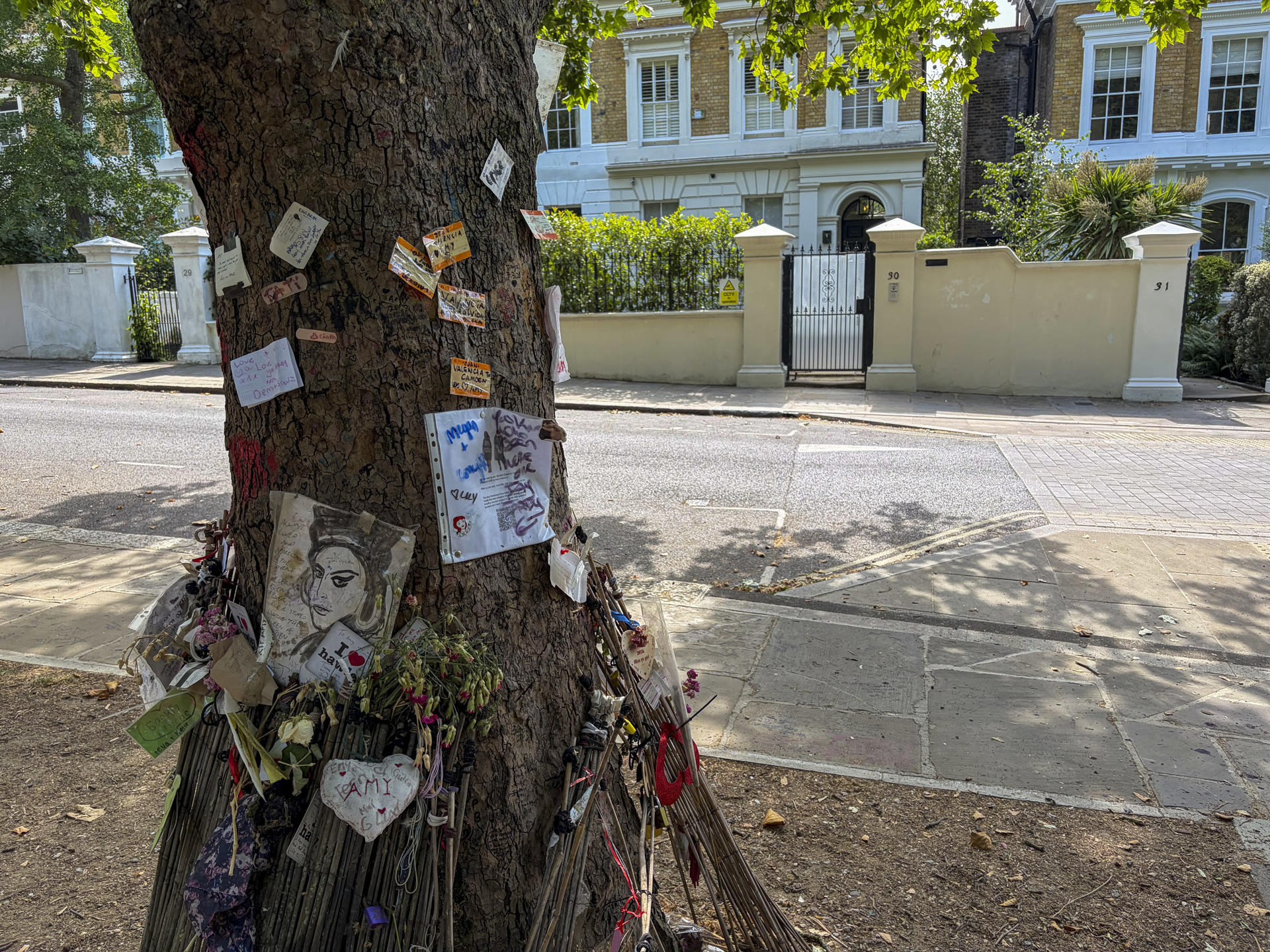 Con la muerte de Amy Winehouse hace quince años, la música británica quedó huérfana de una de las voces más singulares de su historia y ha buscado sin descanso a su heredera, sin entender que su verdadero logro fue dinamitar las reglas de la industria para dar paso a una nueva generación de mujeres artistas. EFE/ Luis Campello.