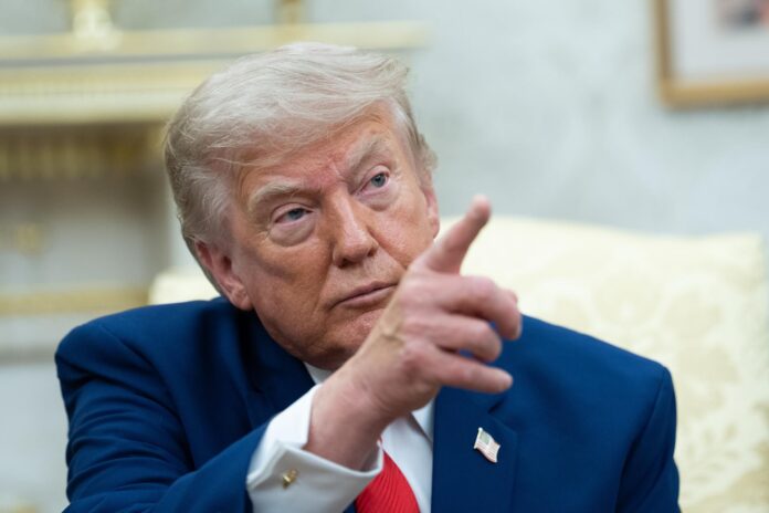 El presidente estadounidense, Donald Trump, en la Casa Blanca en Washington, DC, (EE.UU.), este martes. EFE/EPA/AARON SCHWARTZ / POOL
