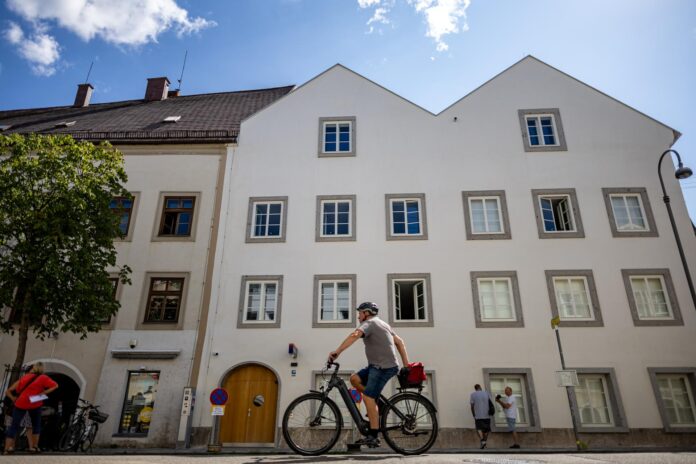Viena, 22 jul (EFE).- La casa donde nació el dictador nazi Adolf Hitler (1889-1945) reabrió este miércoles convertida en una comisaría de policía, con la que Austria busca evitar que el edificio se convierta en un lugar de peregrinación para quienes glorifican el nazismo. EFE/EPA/MARTIN DIVISEK
