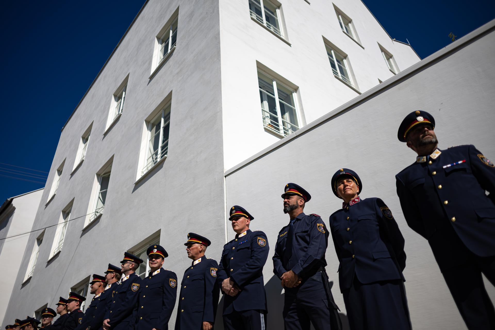 Viena, 22 jul (EFE).- La casa donde nació el dictador nazi Adolf Hitler (1889-1945) reabrió este miércoles convertida en una comisaría de policía, con la que Austria busca evitar que el edificio se convierta en un lugar de peregrinación para quienes glorifican el nazismo. EFE/EPA/MARTIN DIVISEK
