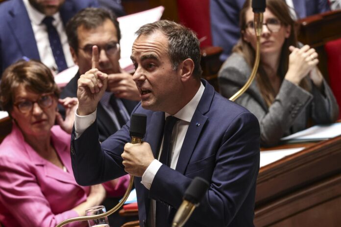 El primer ministro francés, Sébastien Lecornu, este martes en la Asamblea Nacional. EFE/EPA/TERESA SUAREZ
