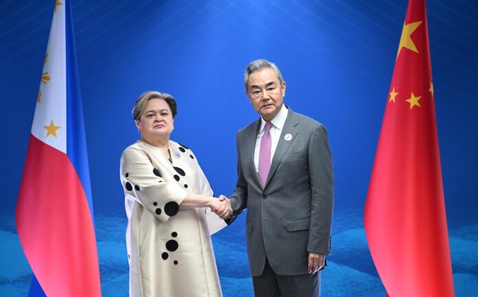 La secretaria de Asuntos Exteriores de Filipinas, Theresa Lazaro (i), estrecha la mano al ministro de Asuntos Exteriores de China, Wang Yi (d), durante su reunión bilateral este miércoles en Pasay, Filipinas. EFE/EPA/TED ALJIBE / POOL
