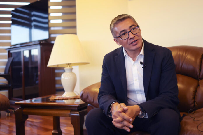 El ministro de Economía, José Gabriel Espinoza, habla durante una entrevista con EFE en La Paz (Bolivia). EFE/Luis Gandarillas

