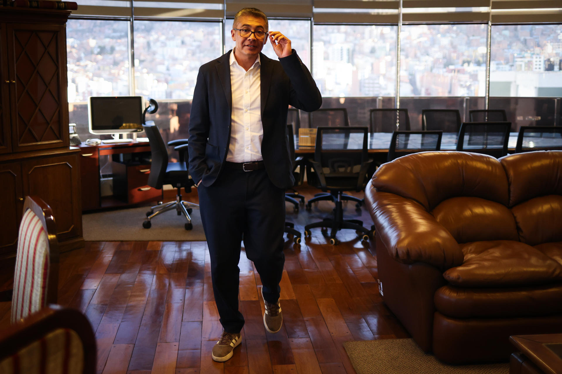 El ministro de Economía, José Gabriel Espinoza, habla durante una entrevista con EFE en La Paz (Bolivia). EFE/Luis Gandarillas
