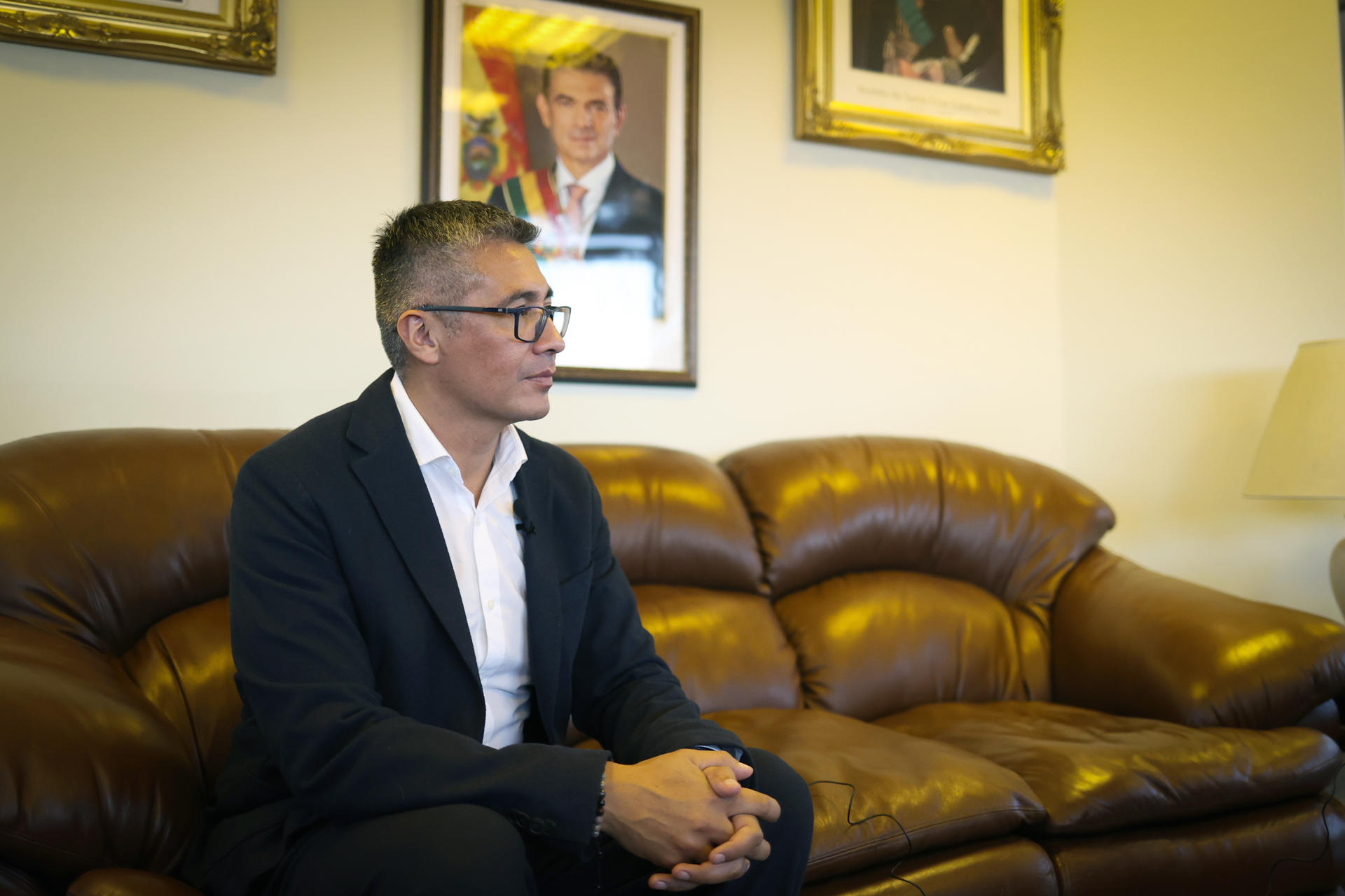El ministro de Economía, José Gabriel Espinoza, habla durante una entrevista con EFE en La Paz (Bolivia). EFE/Luis Gandarillas
