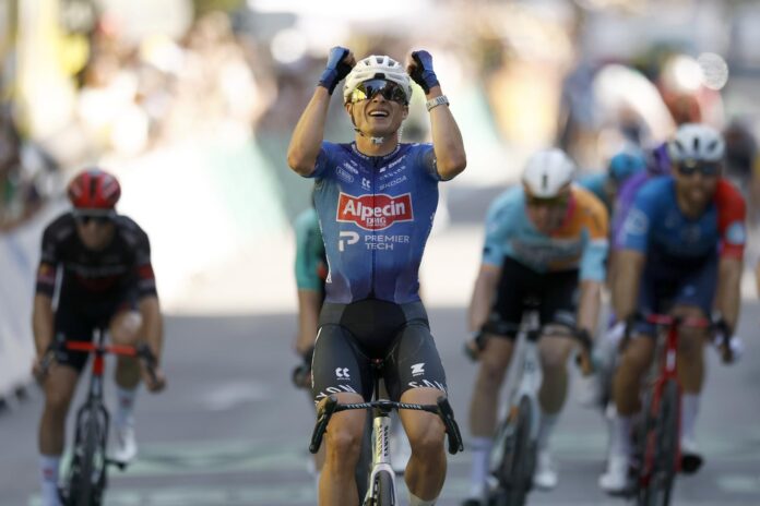 VOIRON (Francia), 22/07/2026.- El belga Jasper Philipsen (Alpecin-Premier Tech) festeja su victoria en la decimoséptima etapa del Tour de Francia, disputada entre Chambéry y Voiron, de 174,7 kilómetros. EFE/EPA/YOAN VALAT
