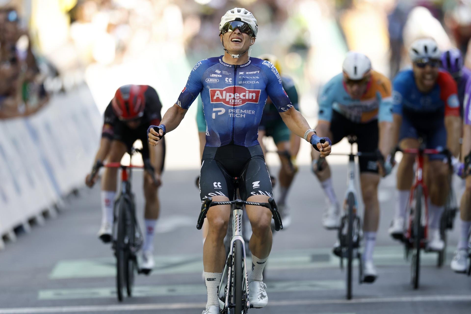 VOIRON (Francia), 22/07/2026.- El belga Jasper Philipsen (Alpecin-Premier Tech) festeja su victoria en la decimoséptima etapa del Tour de Francia, disputada entre Chambéry y Voiron, de 174,7 kilómetros. EFE/EPA/YOAN VALAT