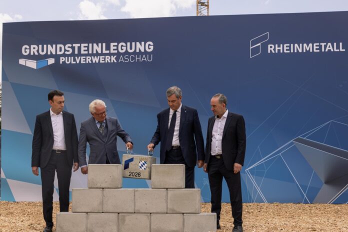 (De izda a dcha) El secretario de Estado Parlamentario alemán Nils Schmid; el director ejecutivo de Rheinmetall, Armin Papperger, y el presidente de Baviera, el conservador Markus Söder, en la presentación de las obras de una fábrica de pólvora de Nitrochemie. EFE/EPA/DIEGO FEDELE
