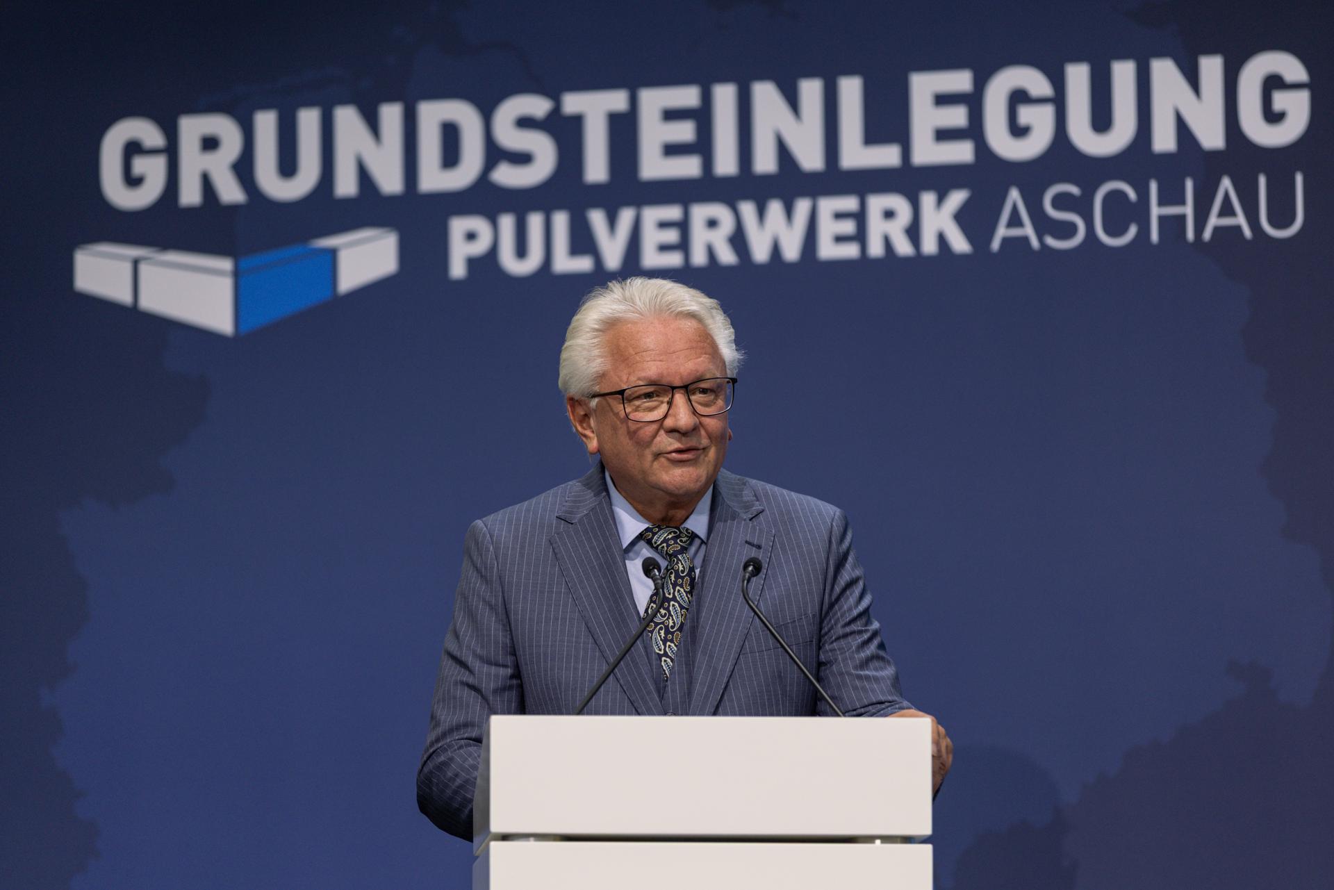 El director ejecutivo de Rheinmetall, Armin Papperger, en la presentación de las obras de una fábrica de pólvora de Nitrochemie, en Baviera (Alemania). EFE/EPA/DIEGO FEDELE
