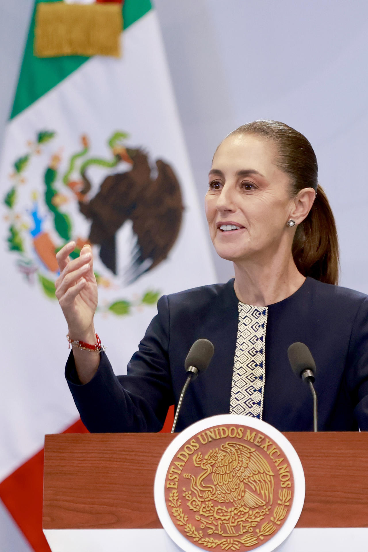 La presidenta de México, Claudia Sheinbaum, habla durante una rueda de prensa este miércoles, en Toluca (México). EFE/Felipe Gutiérrez